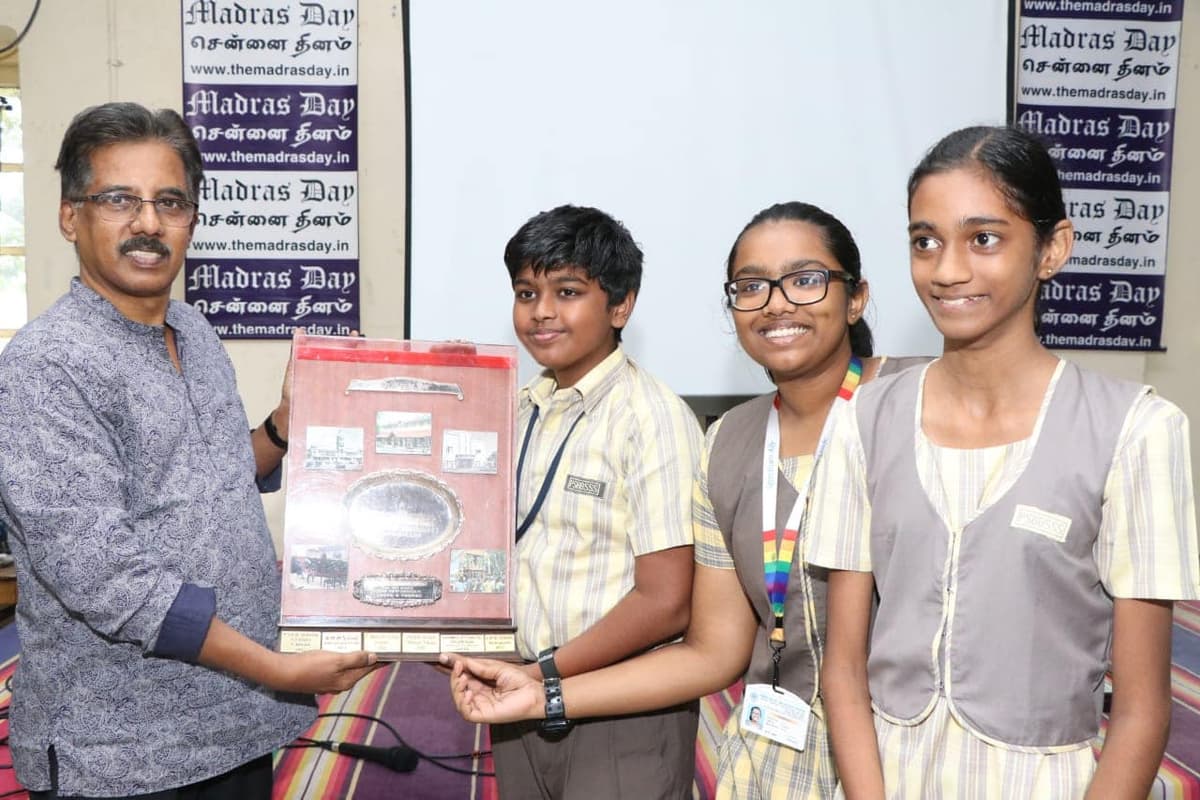 Dr. Sundararaman presenting Madras Day trophy to school children winners at PowerPoint Presentation Contest